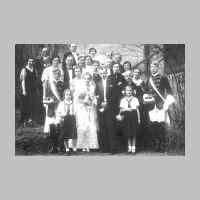022-0279 Goldbach am 26. April 1935. Hochzeit der Pfarrerstochter Christa Seemann. Die Blumenmaedchen von links Renate Heymuth und Ruth Jaehrling..jpg